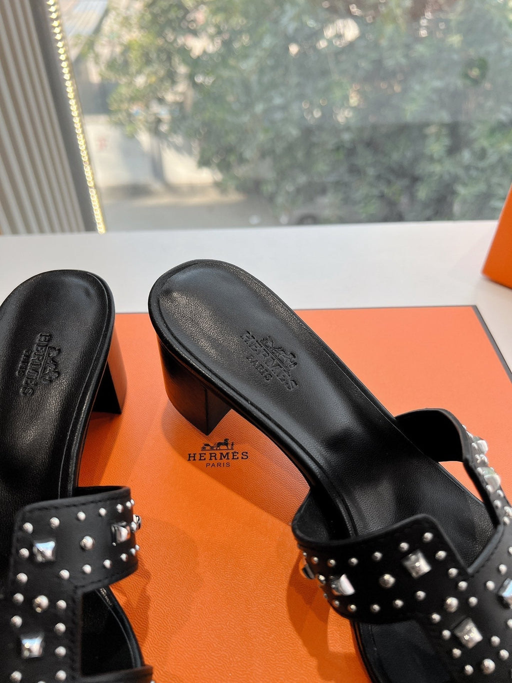 HERMES 0ASIS SANDAL IN BLACK CALFSKIN WITH STUD