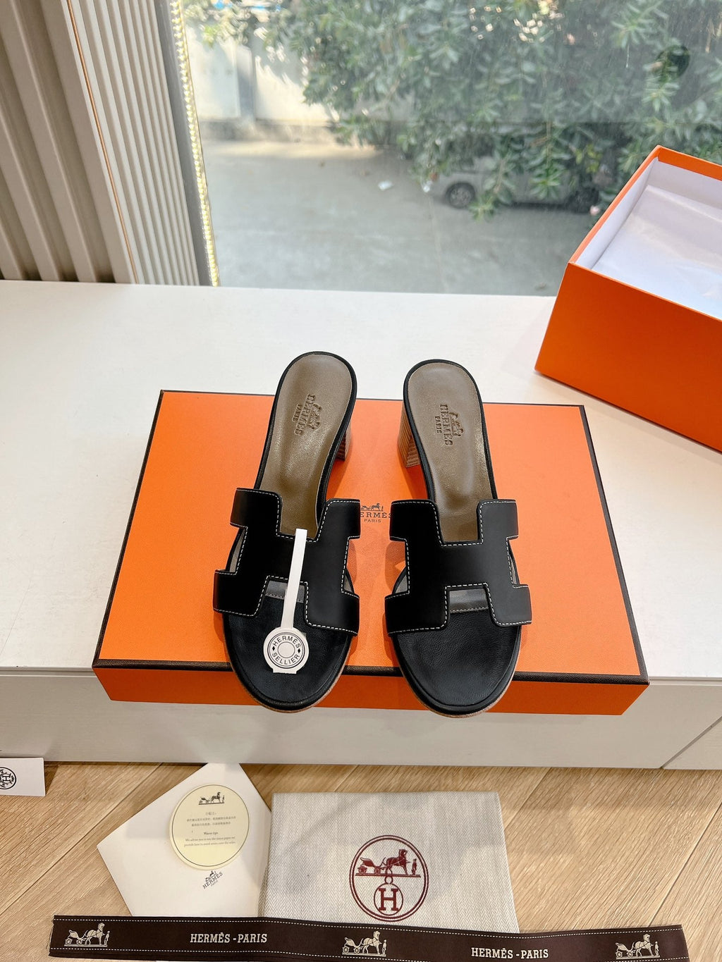 HERMES 0ASIS SANDAL IN BLACK CALFSKIN