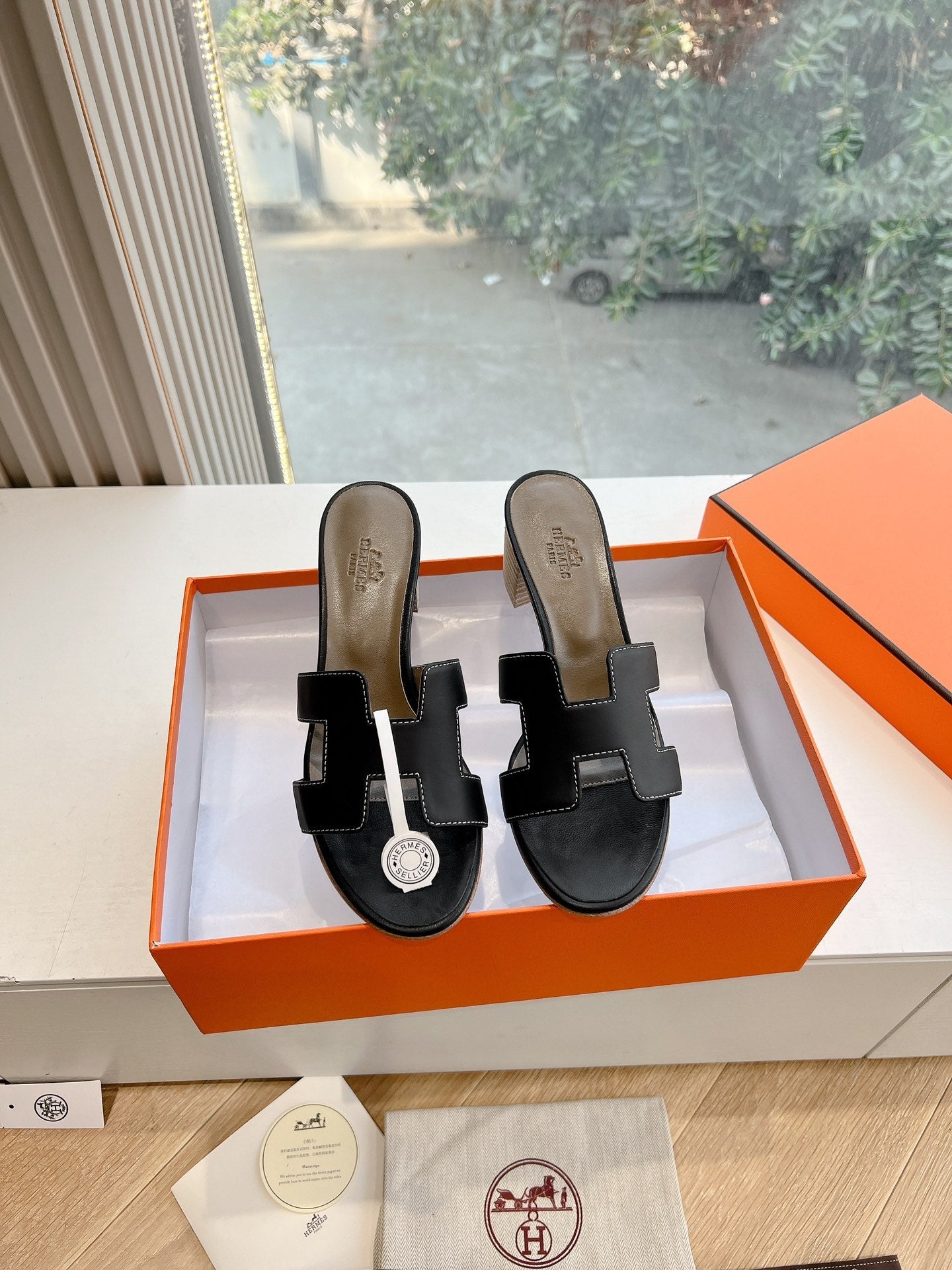 HERMES 0ASIS SANDAL IN BLACK CALFSKIN