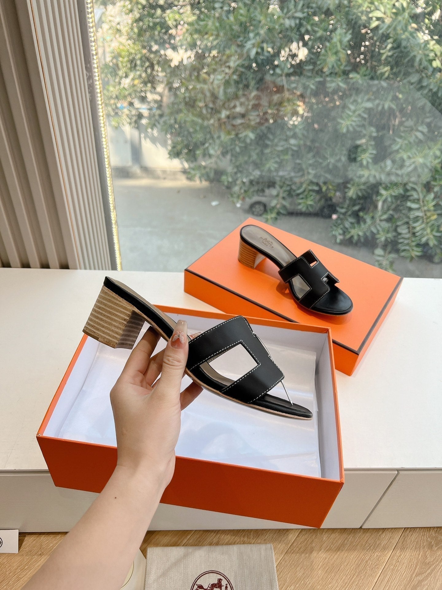 HERMES 0ASIS SANDAL IN BLACK CALFSKIN