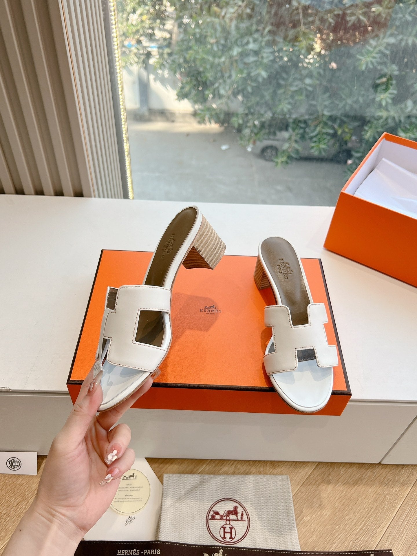 HERMES 0ASIS SANDAL IN WHITE CALFSKIN