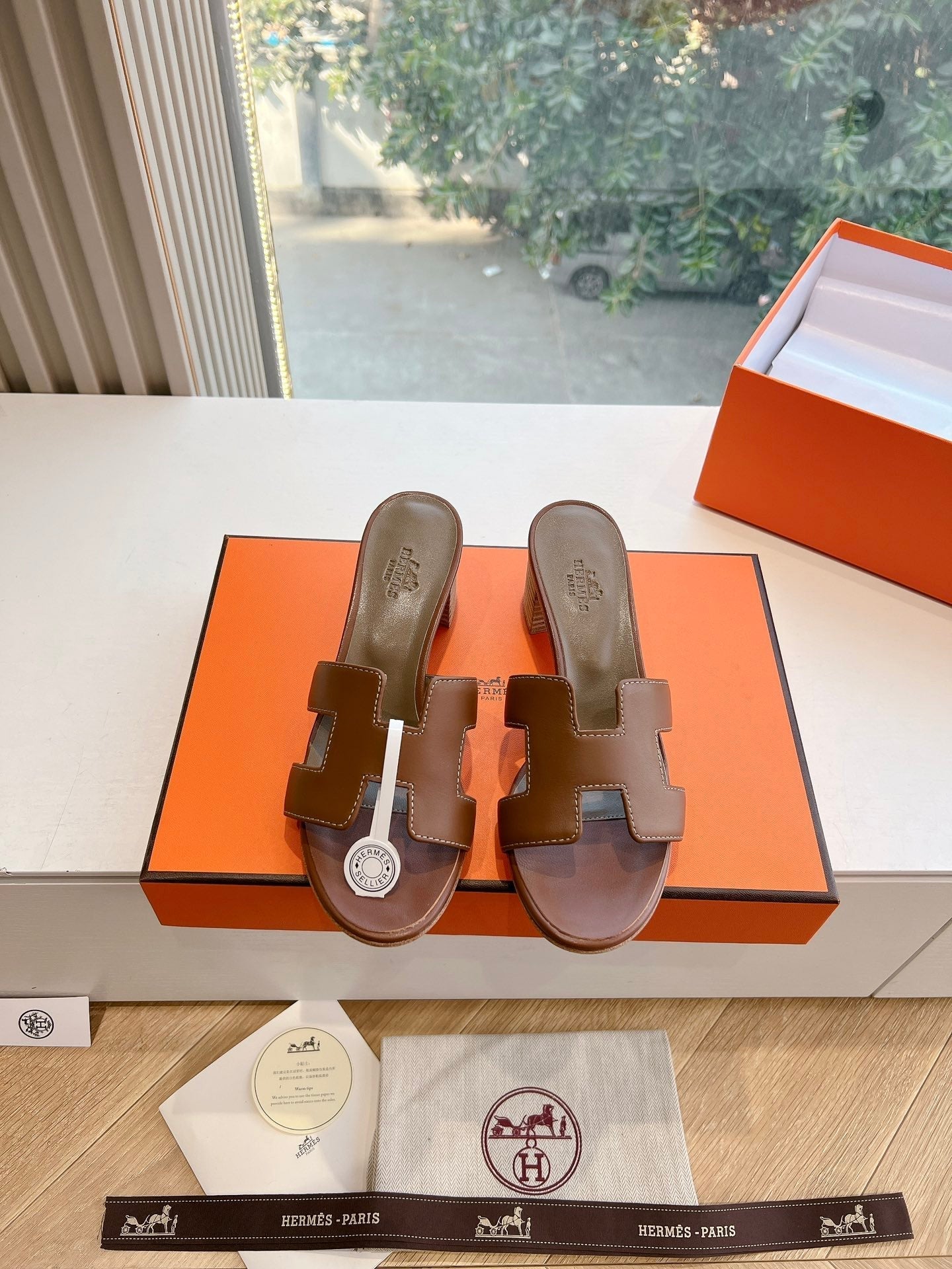 HERMES 0ASIS SANDAL IN CHOCOLATE BROWN CALFSKIN