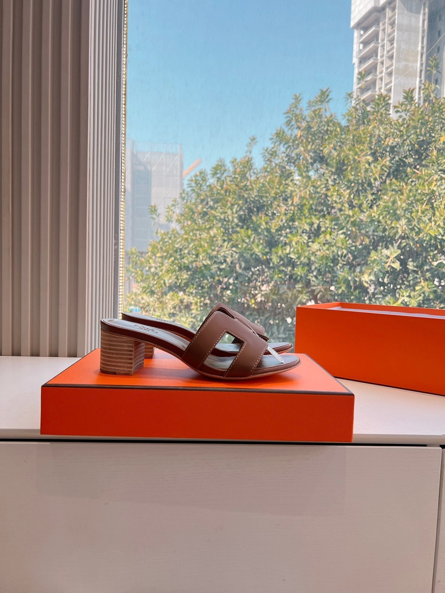 HERMES 0ASIS SANDAL IN CHOCOLATE BROWN CALFSKIN