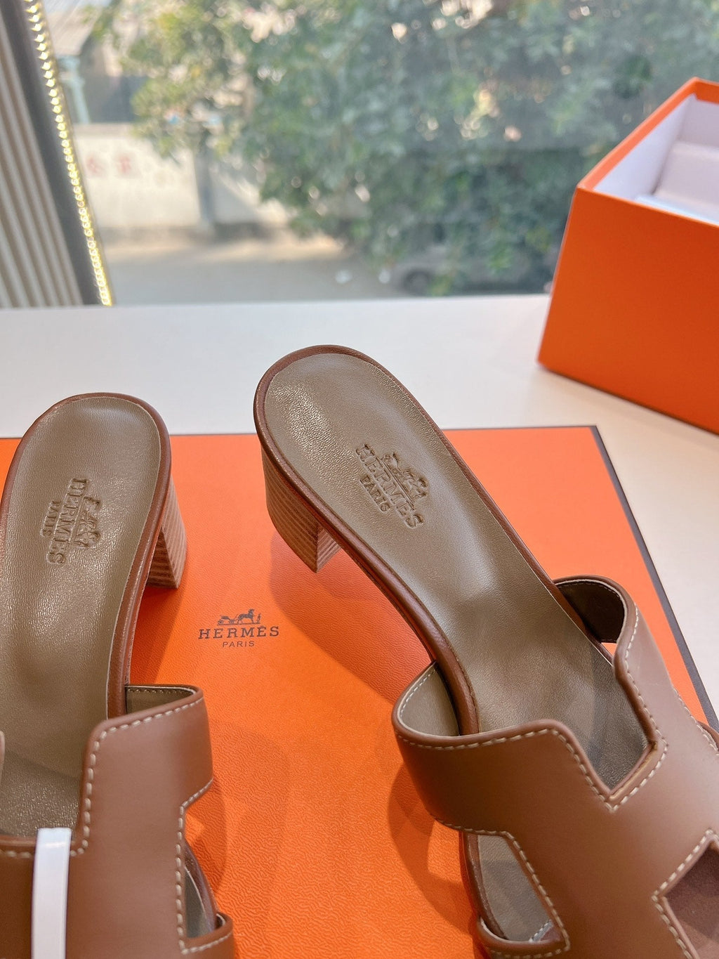 HERMES 0ASIS SANDAL IN CHOCOLATE BROWN CALFSKIN
