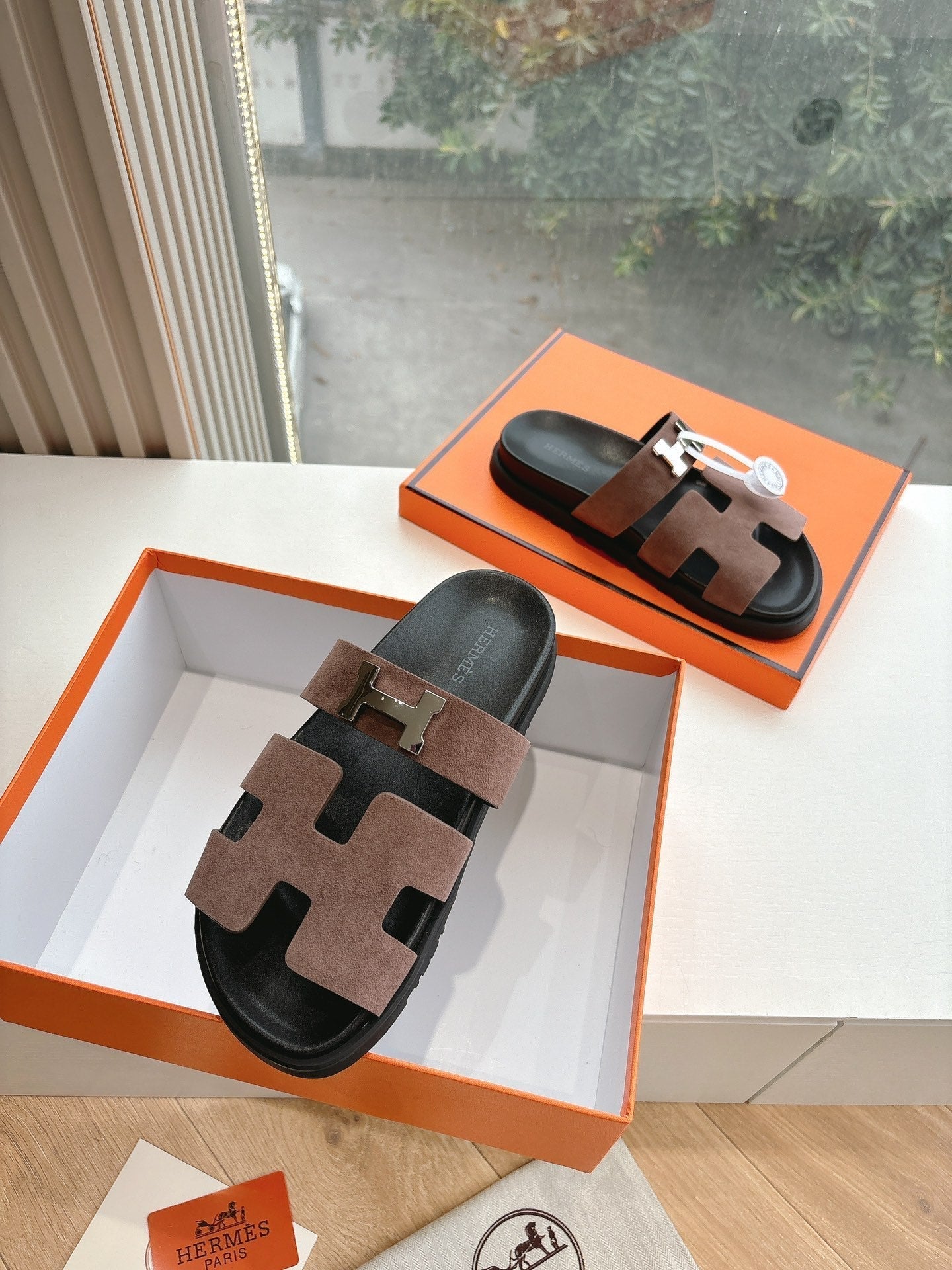 HERMES CHYPRE SANDAL IN MEDIUM BROWN SUEDE