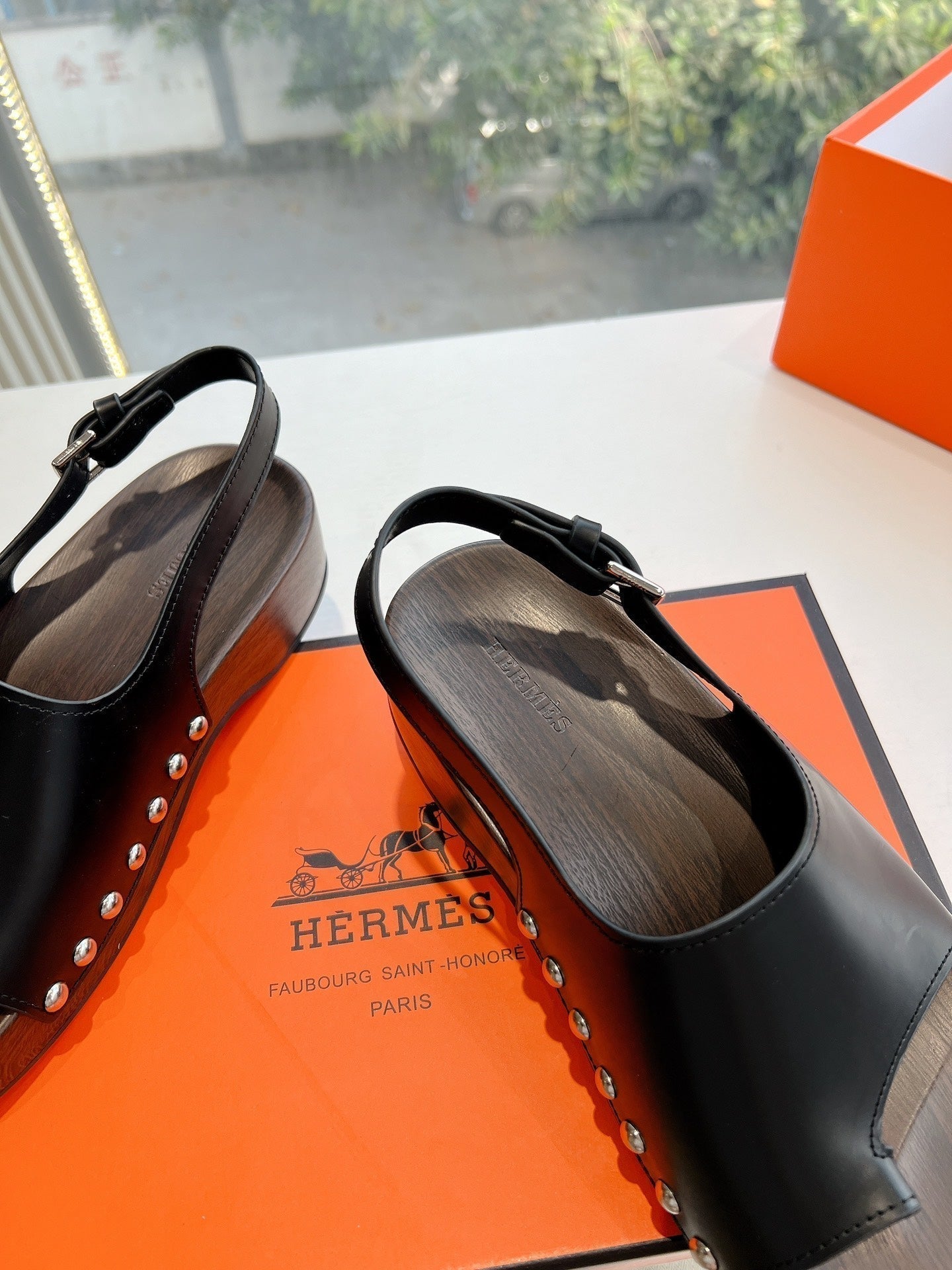 HERMES FLAT SANDAL IN BLACK CALFSKIN