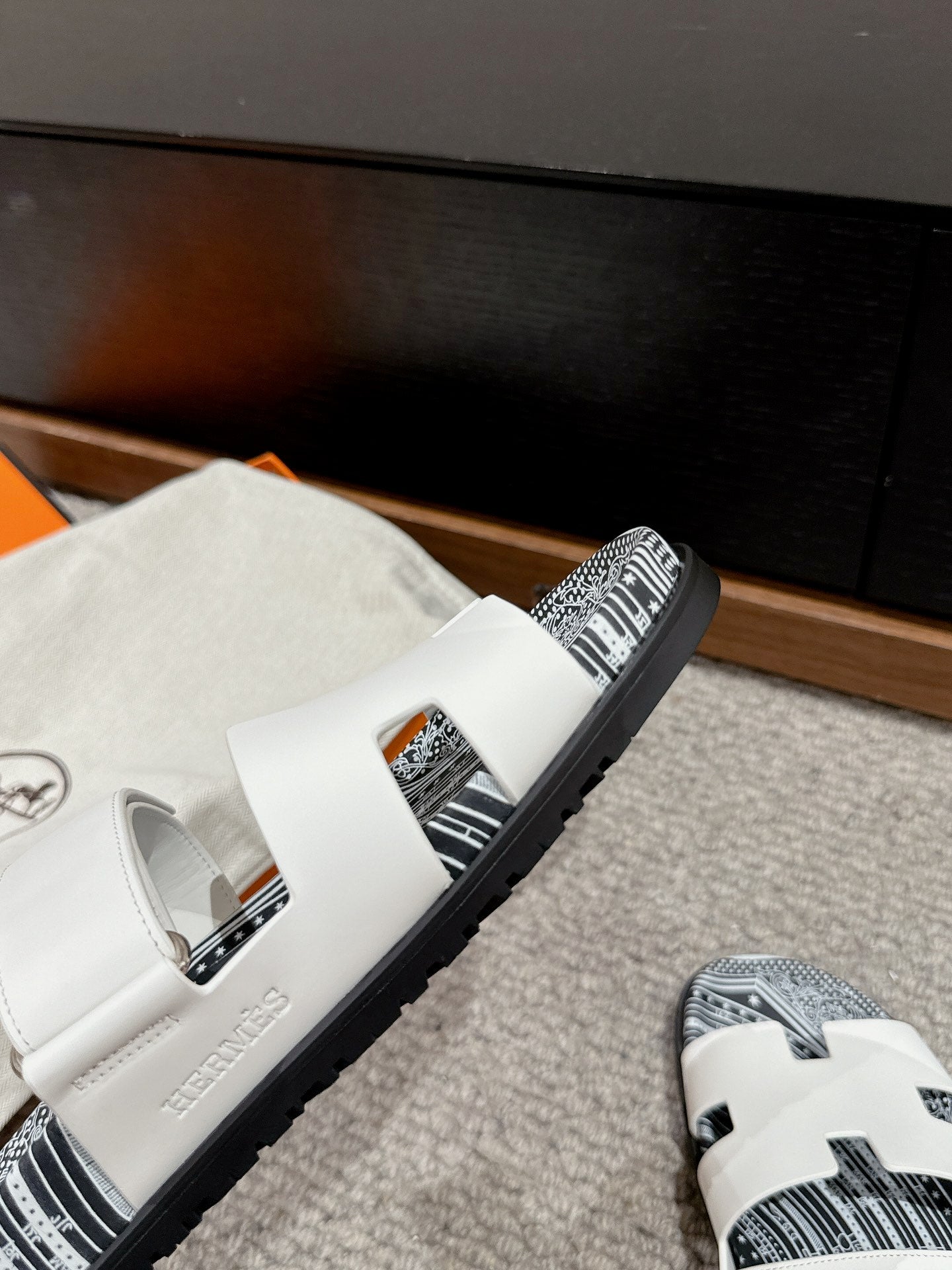 HERMES CHYPRE SANDAL WHITE CALFSKIN UNIQUE