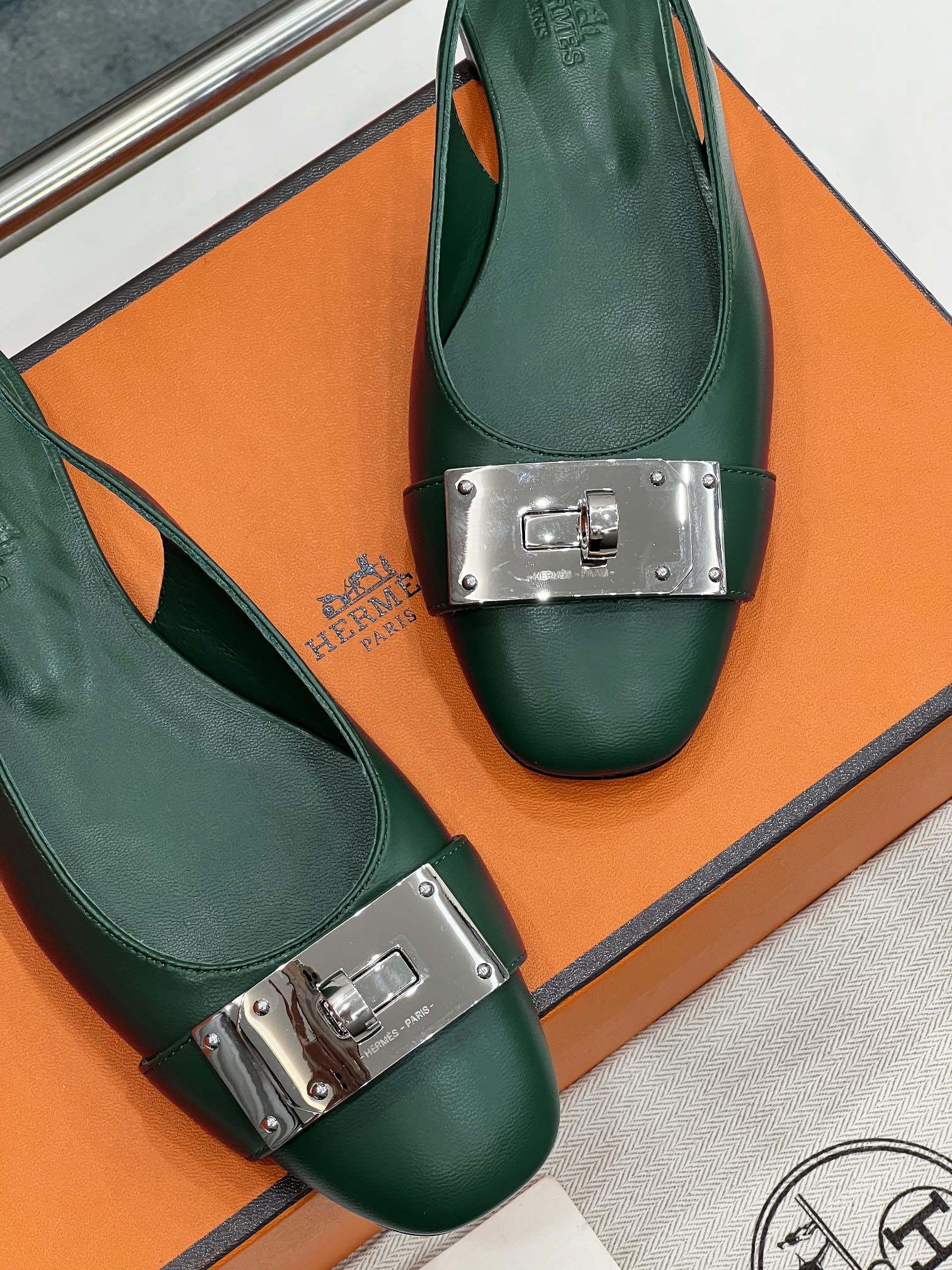 HERMES INNOCENTE SLINGBACK CASTLETON GREEN CALKSIN