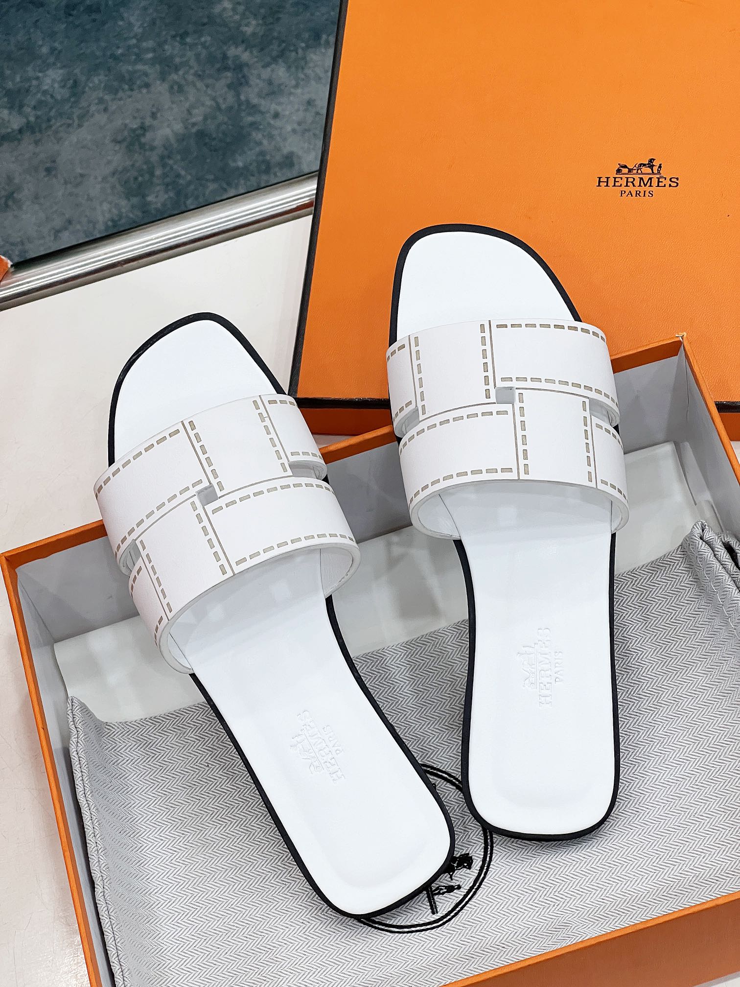 HERMES IDIOMA SANDAL IN WHITE CALFSKIN