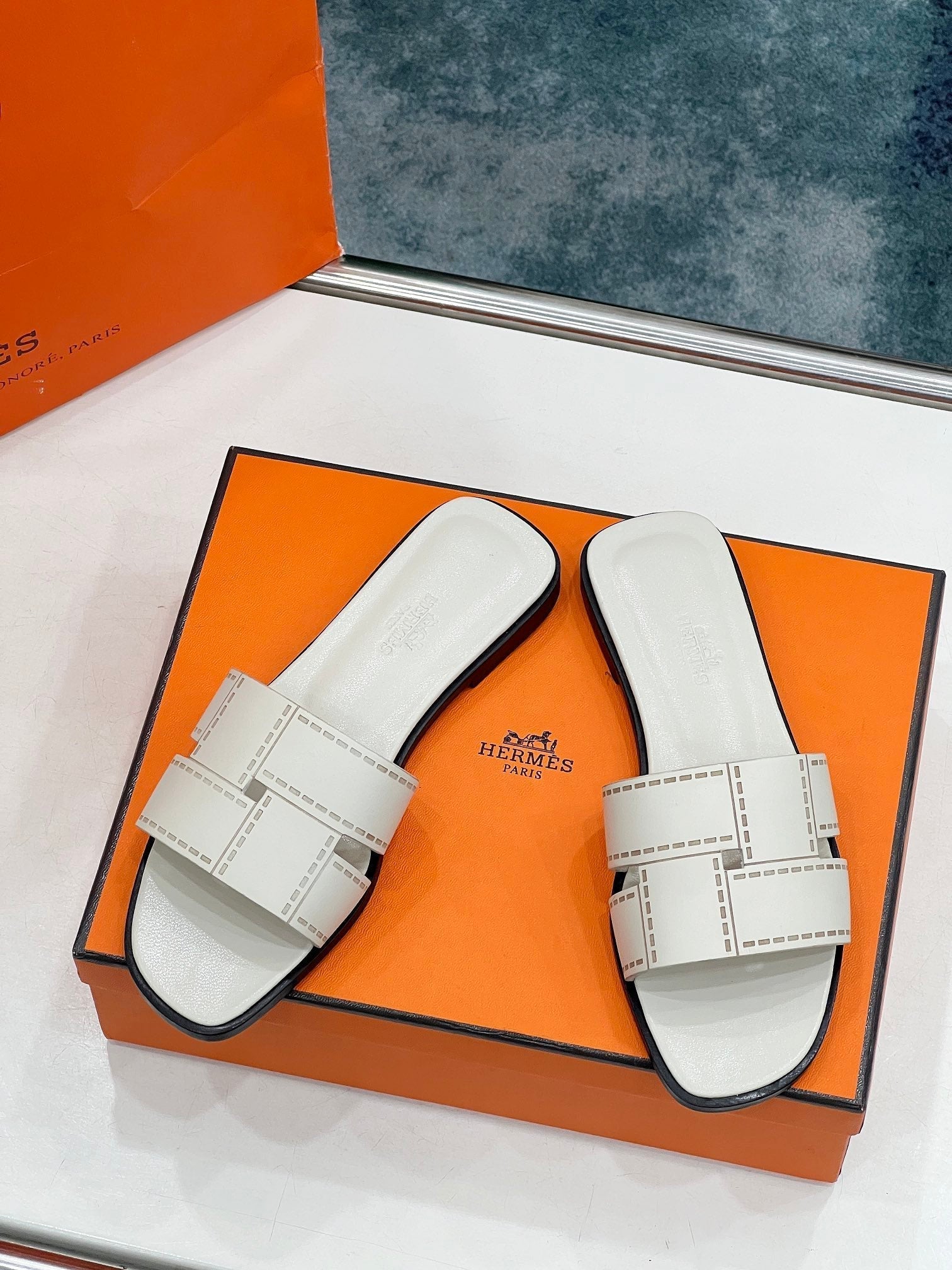 HERMES IDIOMA SANDAL IN WHITE CREAM CALFSKIN