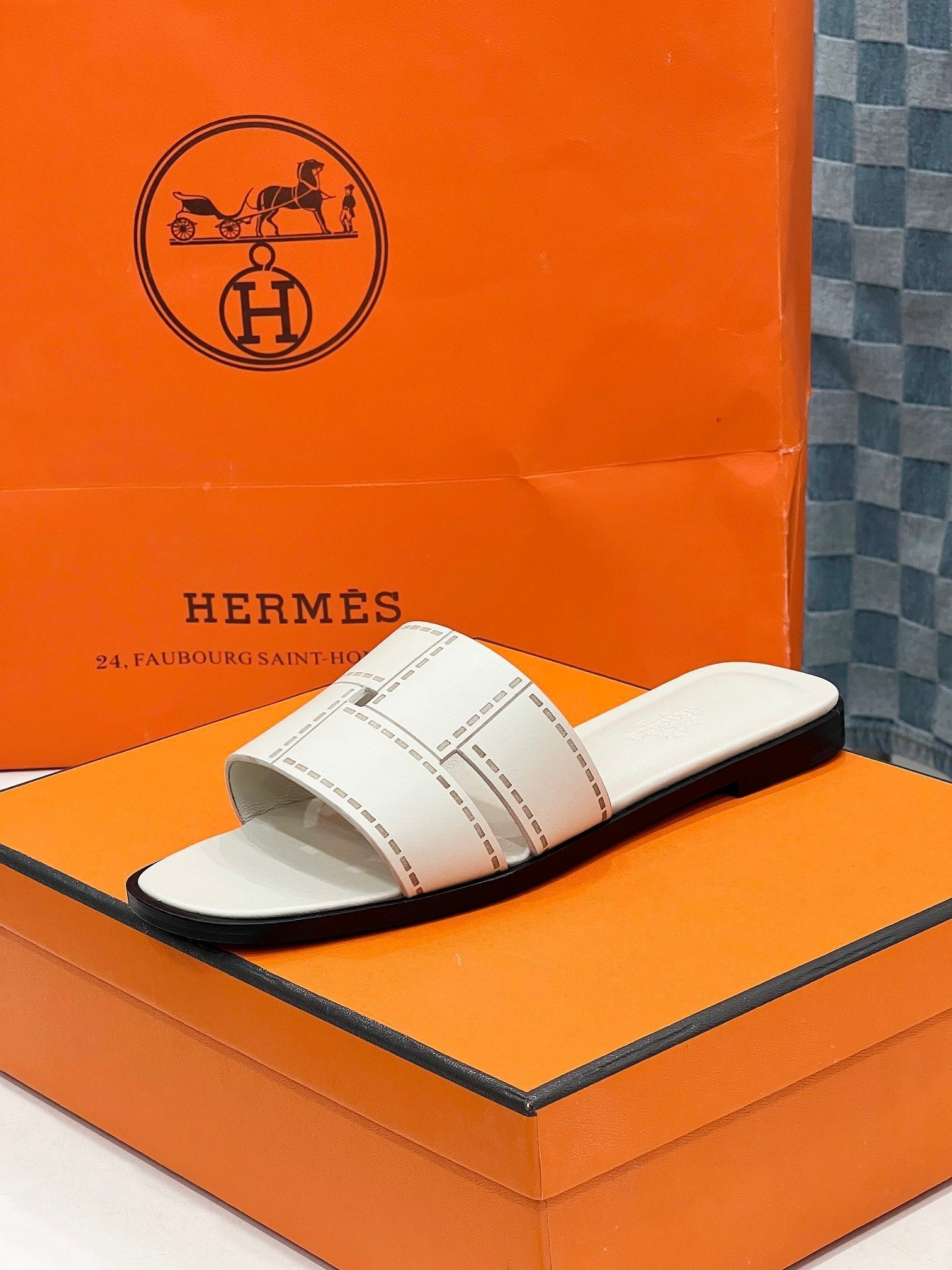 HERMES IDIOMA SANDAL IN WHITE CREAM CALFSKIN