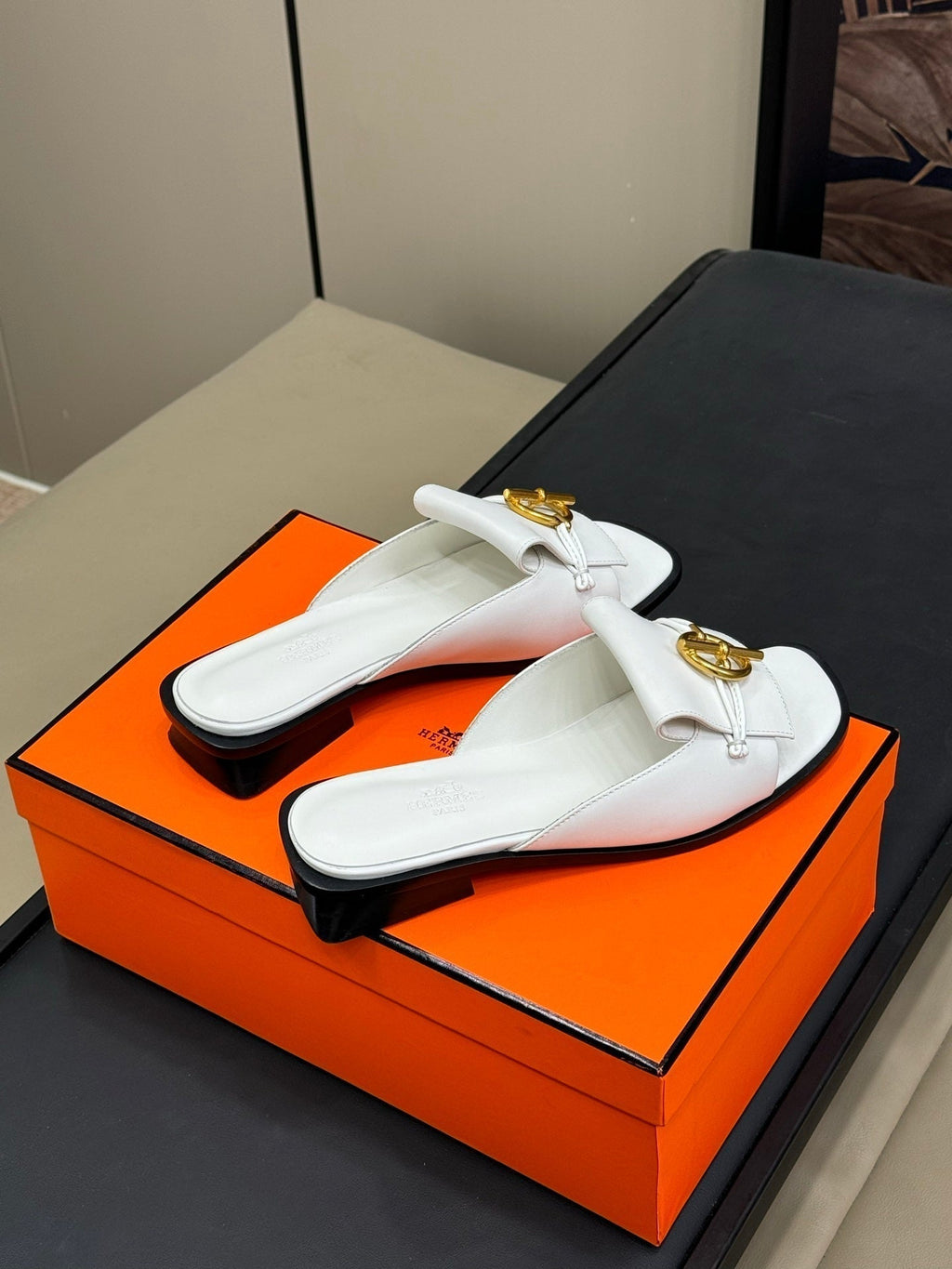 HERMES ISLE SANDAL IN WHITE CALFSKIN