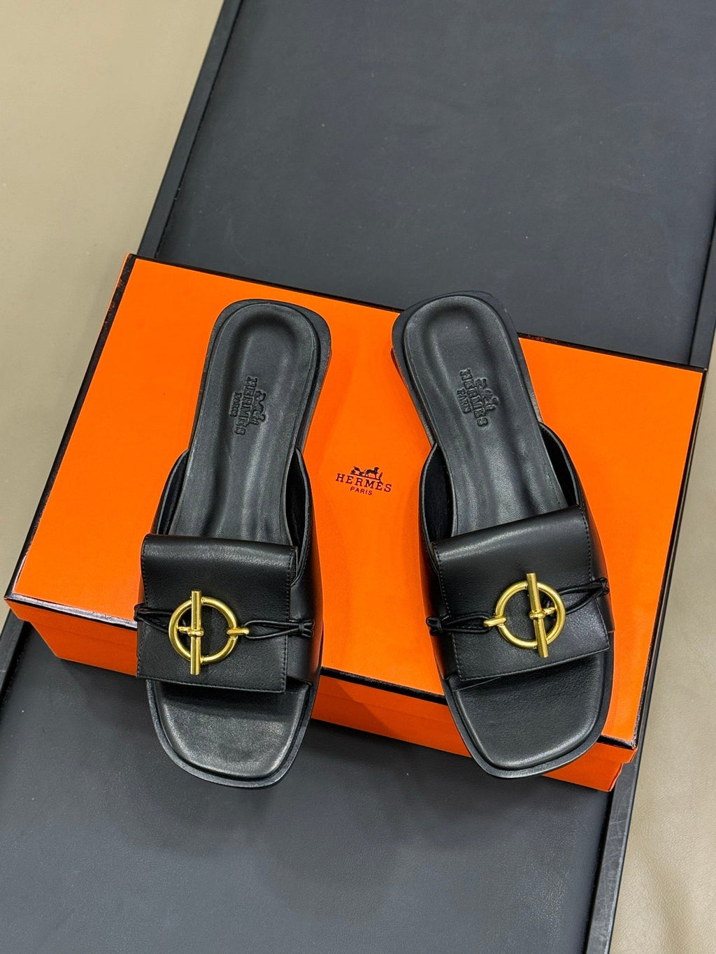 HERMES ISLE SANDAL IN BLACK CALFSKIN