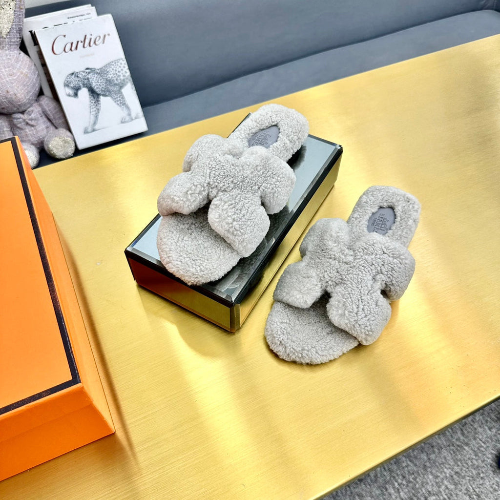 HERMES 0RAN SHEARLING SANDALS PALE GRAY