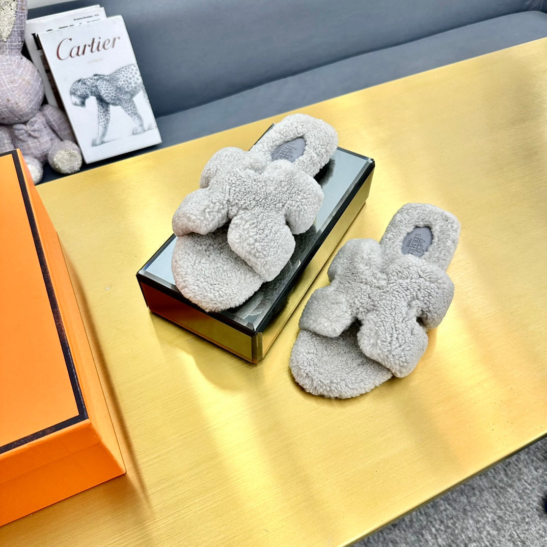 HERMES 0RAN SHEARLING SANDALS PALE GRAY