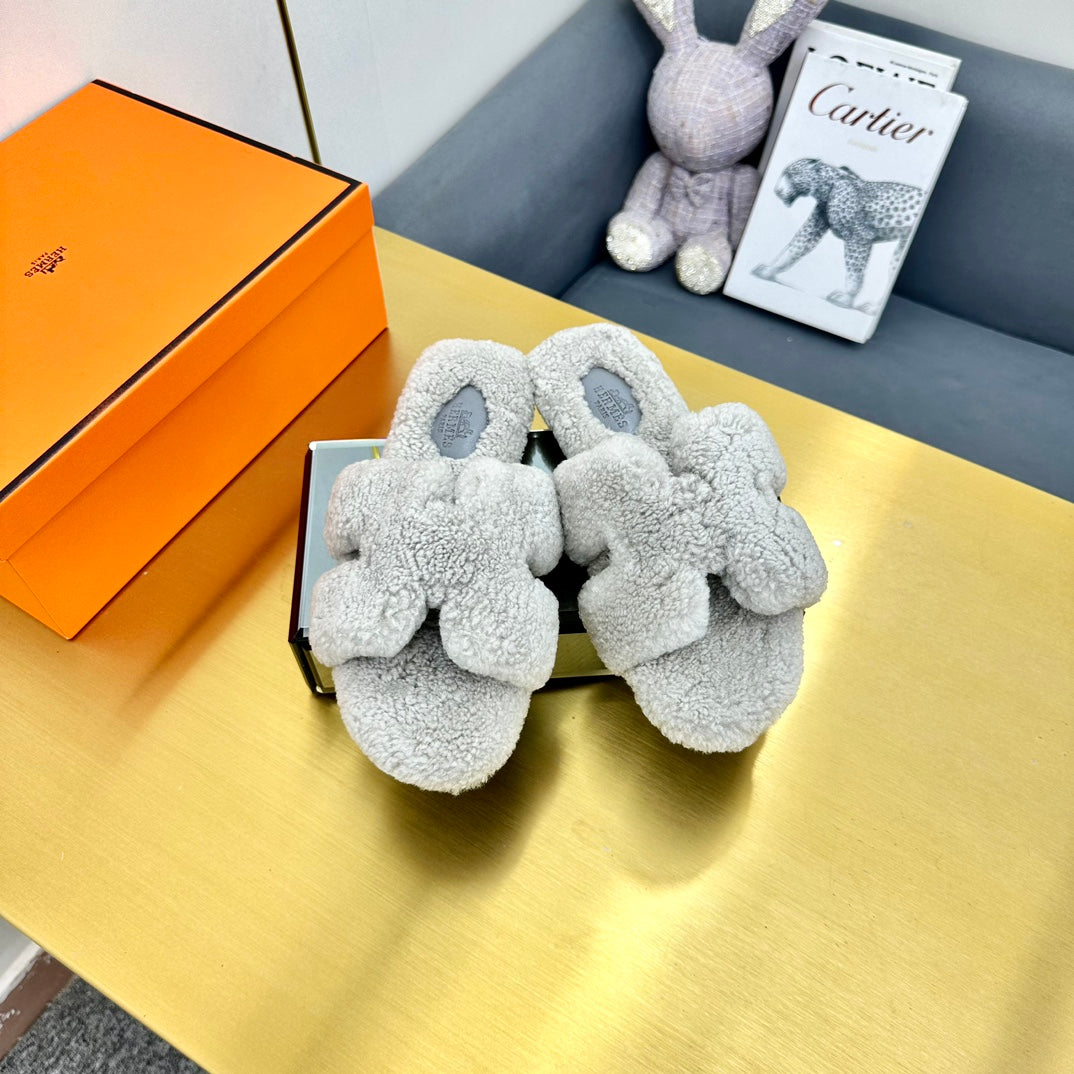 HERMES 0RAN SHEARLING SANDALS PALE GRAY