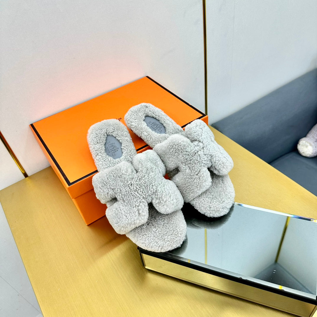 HERMES 0RAN SHEARLING SANDALS PALE GRAY