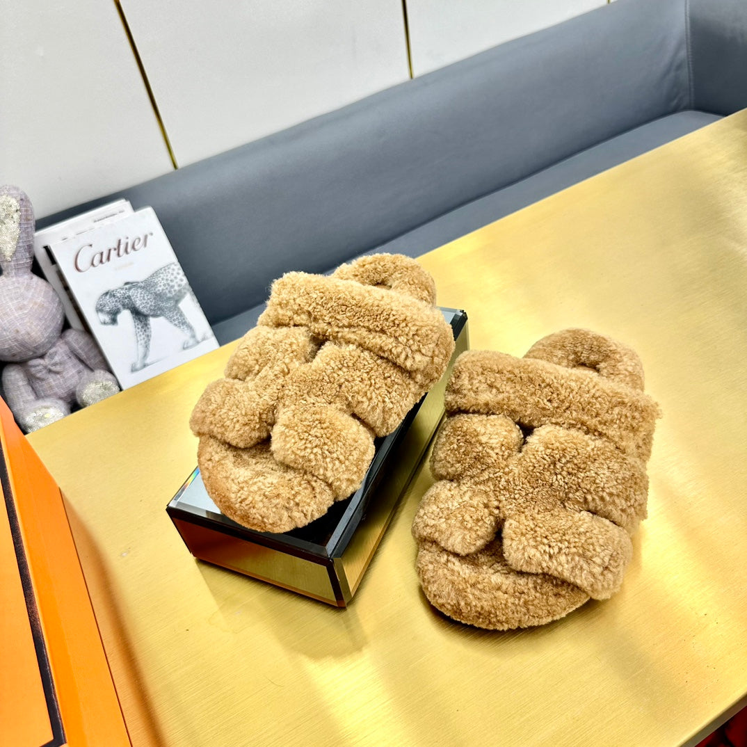 HERMES CHYPRE SANDAL IN TORTILLA BROWN SHEARLING