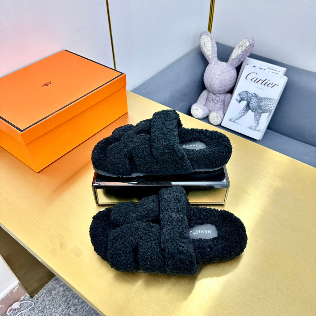 HERMES CHYPRE SANDAL IN BLACK SHEARLING