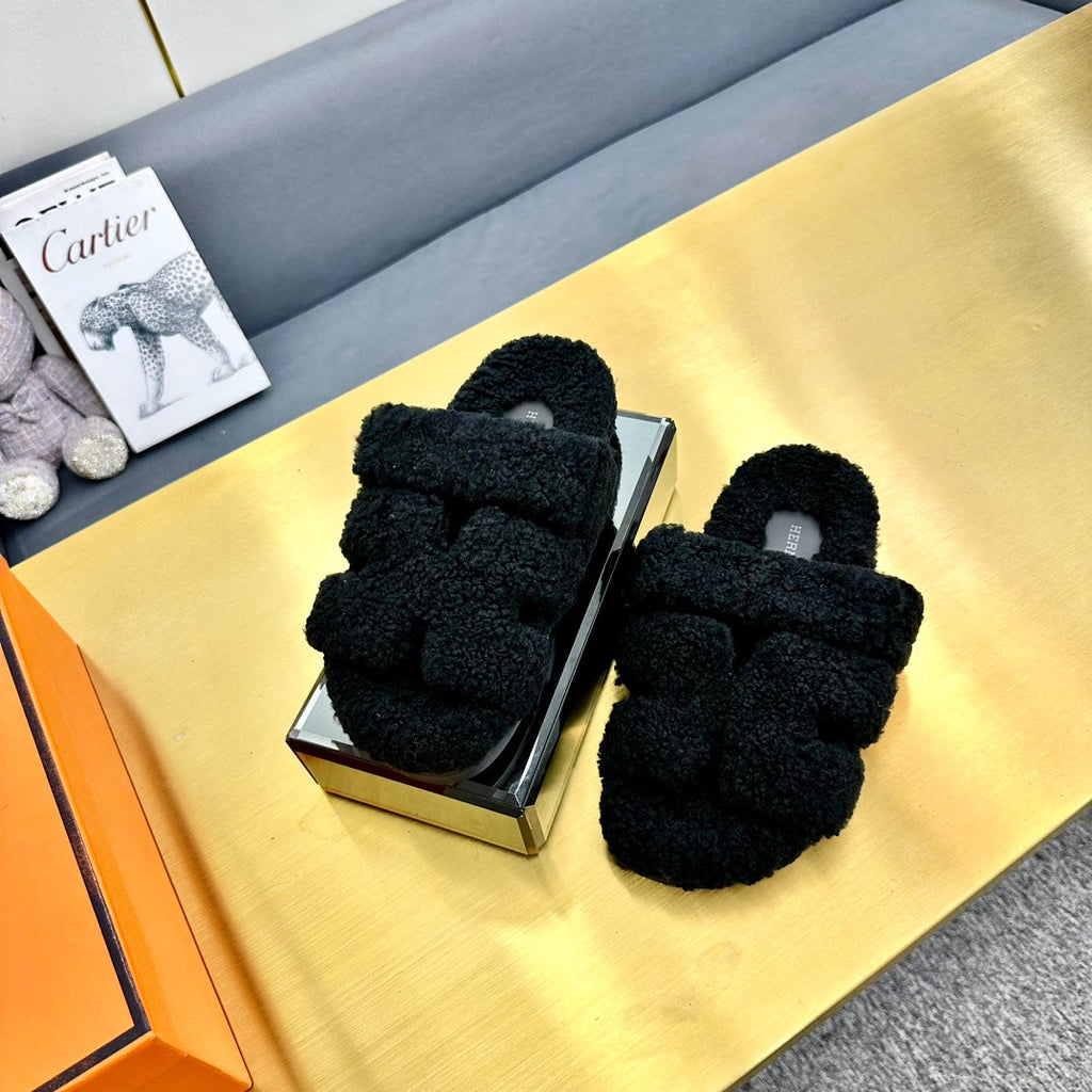 HERMES CHYPRE SANDAL IN BLACK SHEARLING
