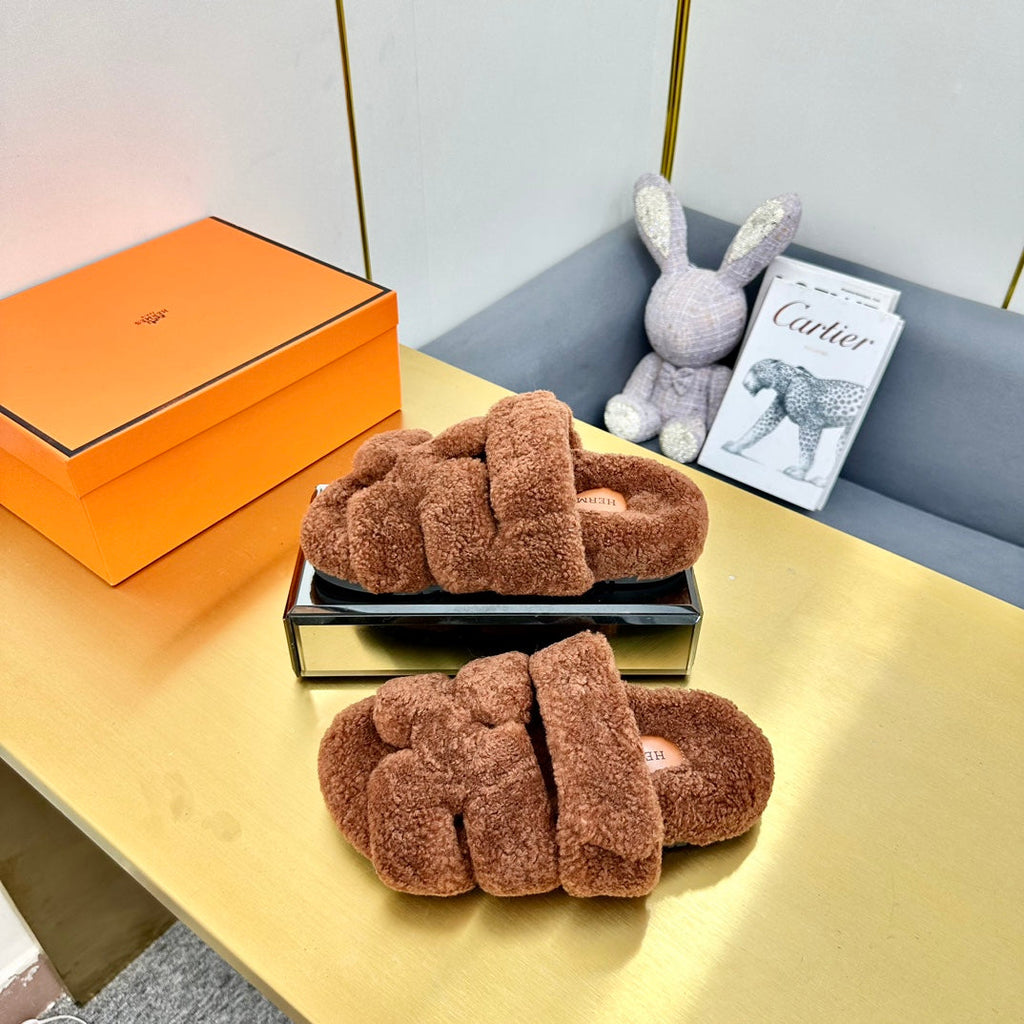 HERMES CHYPRE SANDAL IN UMBER BROWN SHEARLING